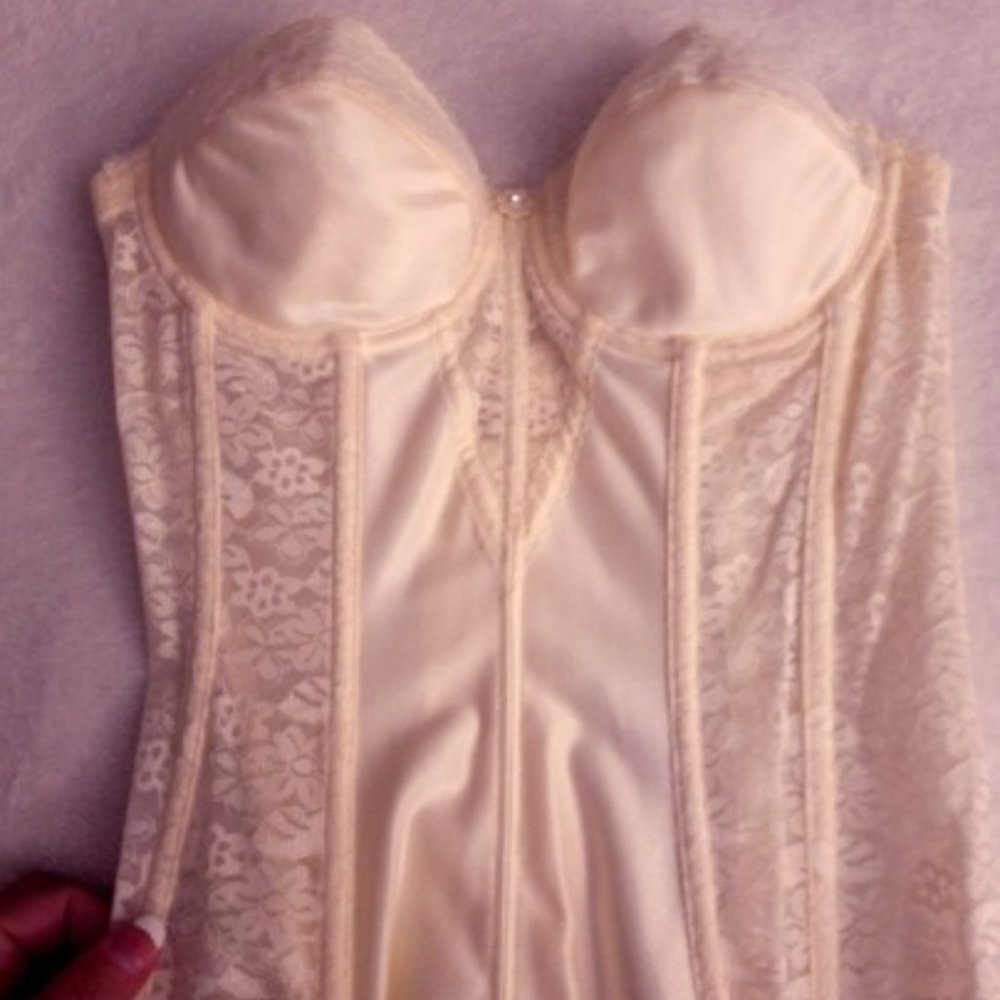 Brand new never used ivory corset. Retail.$65 ..34